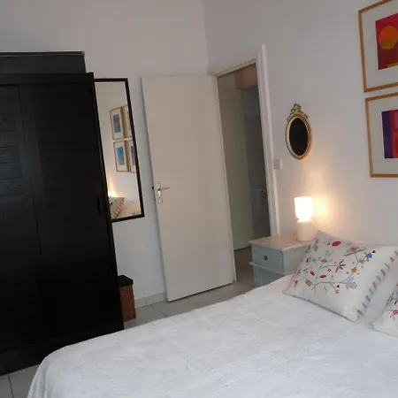 Sleeps 5 Air Con Wifi Apartment