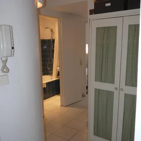 Sleeps 5 Air Con Wifi Apartment